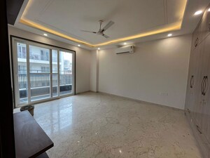 Room in 3 BHK Builder Floor at Hauz Khas – for Rent