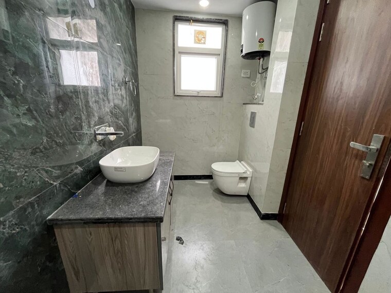 Bathroom, hauz khas 3 Bedroom 230 Sq.Yd. Builder Floor In Hauz Khas Delhi 10756272