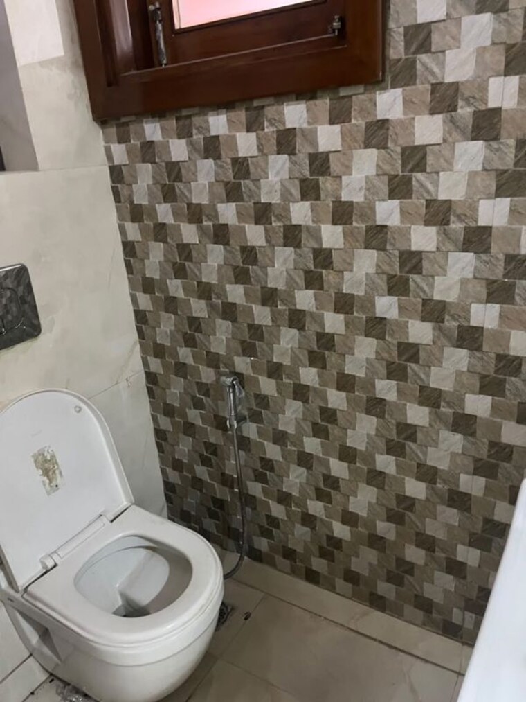 Bathroom, safdarjung enclave 3 Bedroom 205 Sq.Yd. Builder Floor In Safdarjung Enclave Delhi 10756319
