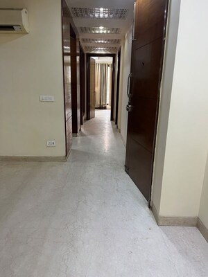 Room in 3 BHK Builder Floor at Safdarjung Enclave – for Rent