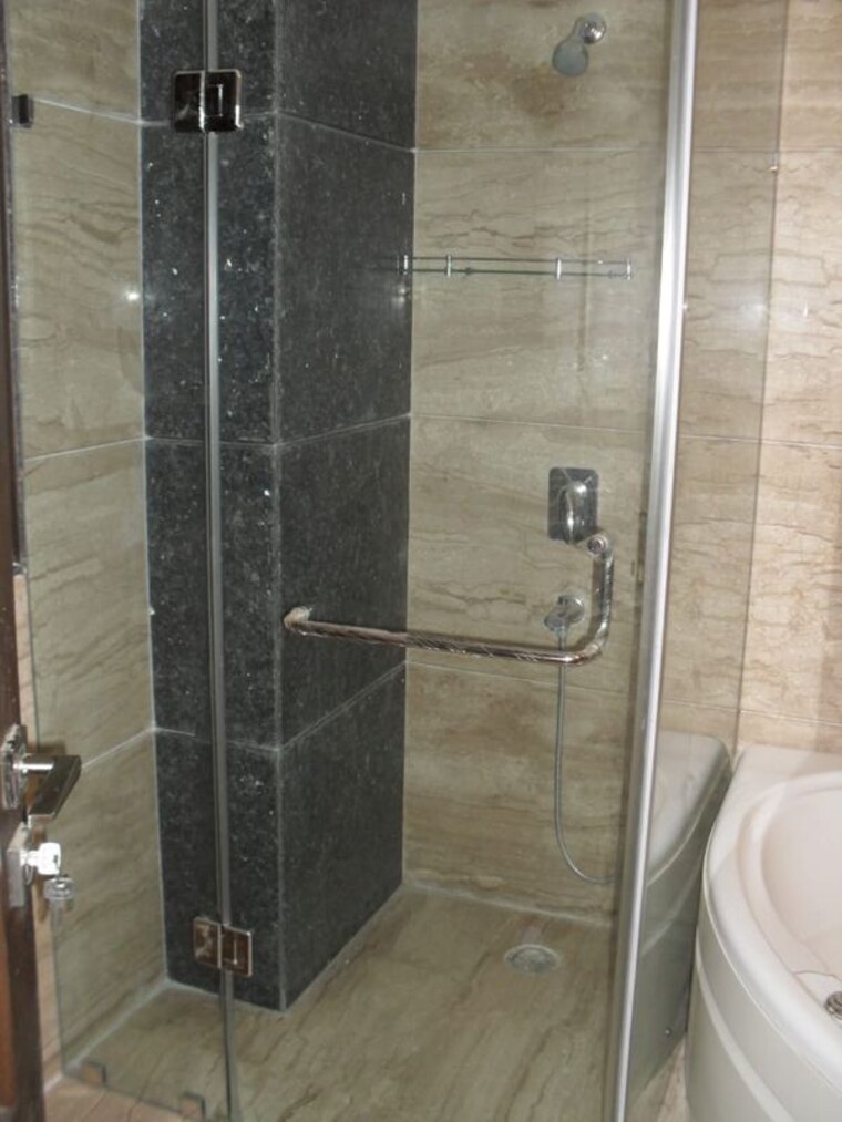 Bathroom, safdarjung enclave 3 Bedroom 300 Sq.Yd. Builder Floor In Safdarjung Enclave Delhi 10756341