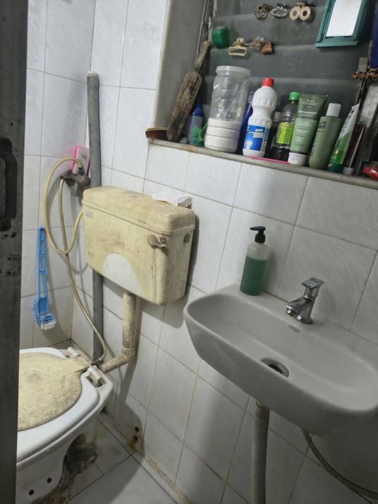 Attached Bathroom, kurla 1 Bedroom 420 Sq.Ft. Apartment In Kurla Mumbai 10756376