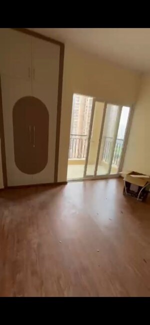 Room in 3 BHK Apartment at Amrapali Verona Heights, Tech Zone 4 Greater Noida – for Rent