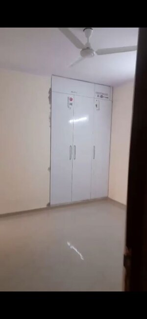 Room in 2.5 BHK Apartment at Amrapali Verona Heights Phase II, Amrapali Leisure Valley – for Rent