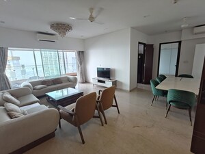Room in 3 BHK Apartment at Lokhandwala Infrastructure Minerva, Mahalaxmi – for Rent
