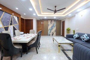 Living Room in 4 BHK Builder Floor at Sector 43 – for Rent