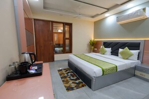 Bedroom in 4 BHK Builder Floor at Sector 43 – for Rent