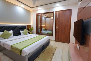 Bedroom in 4 BHK Builder Floor at Sector 43 – for Rent
