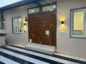 Living Room in 4 BHK Builder Floor at Sector 43 – for Rent