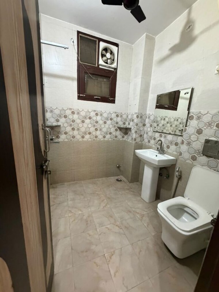 Bathroom, sector 51 2 Bedroom 175 Sq.Yd. Builder Floor In Sector 51 Gurgaon 10756621
