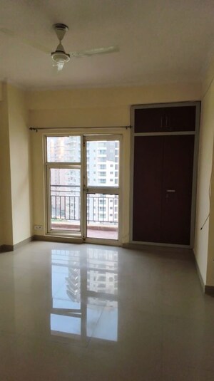 Room in 3 BHK Apartment at Sector 76 – for Rent