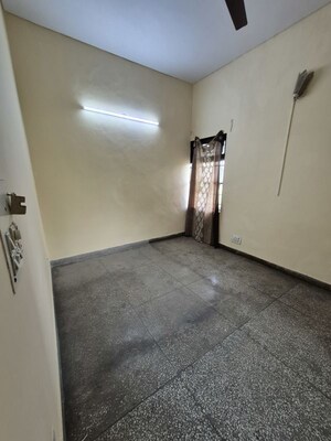 Room in 2.5 BHK Apartment at Mayur Vihar – for Sale