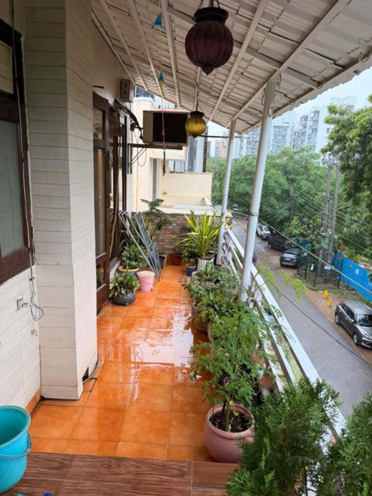 Balcony, sector 56 2 Bedroom 215 Sq.Yd. Builder Floor In Sector 56 Gurgaon 10756741
