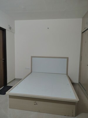 Room in 1 BHK Apartment at Piramal Vaikunth, Balkum Pada – for Rent