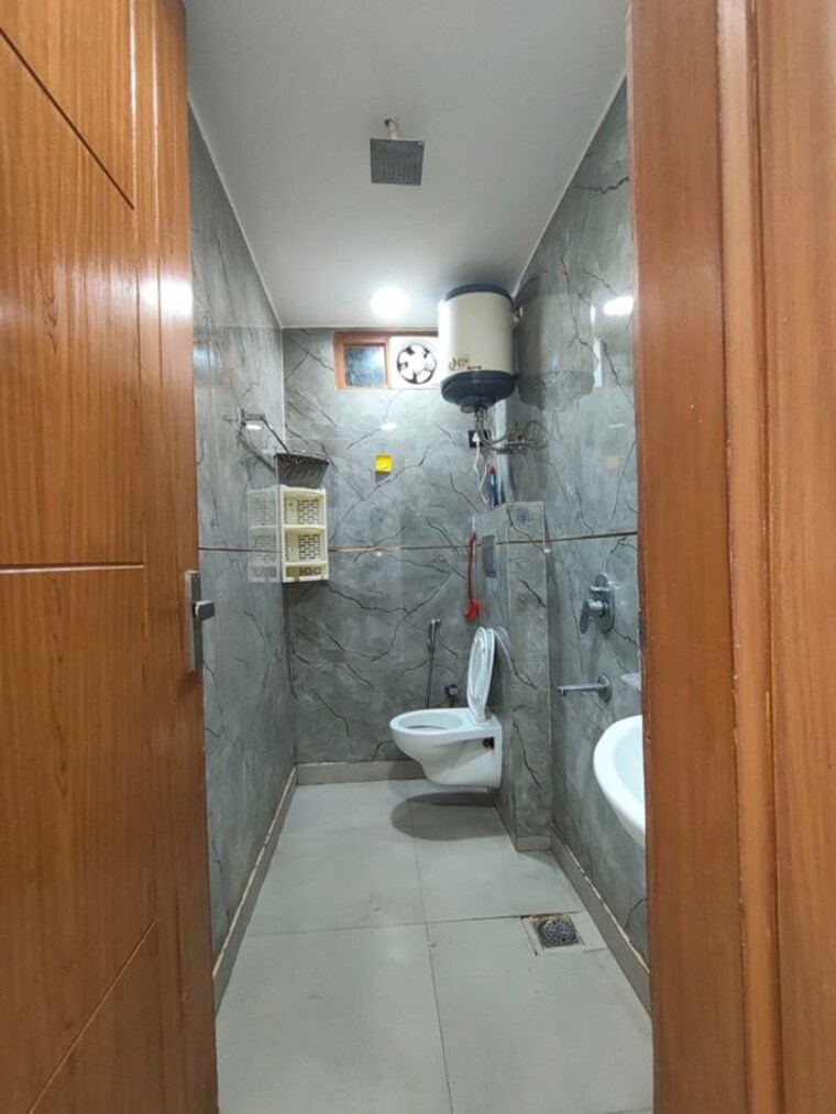 Bathroom, govindpuri 3 Bedroom 950 Sq.Ft. Builder Floor In Govindpuri Delhi 10756742