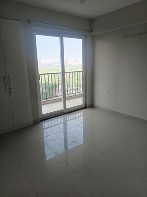 Room in 3 BHK Apartment at Tata Eureka Park, Sector 150 – for Rent