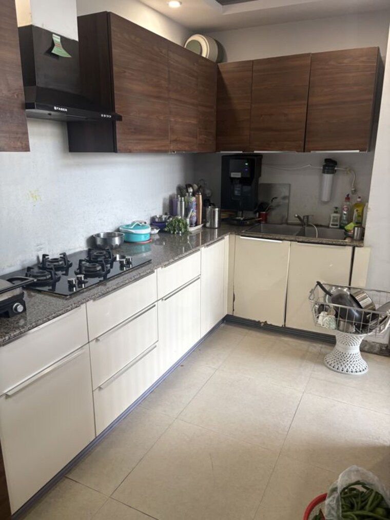 Kitchen, paras-quartier 4 Bedroom 6000 Sq.Ft. Apartment In Gwal Pahari Gurgaon 10757036
