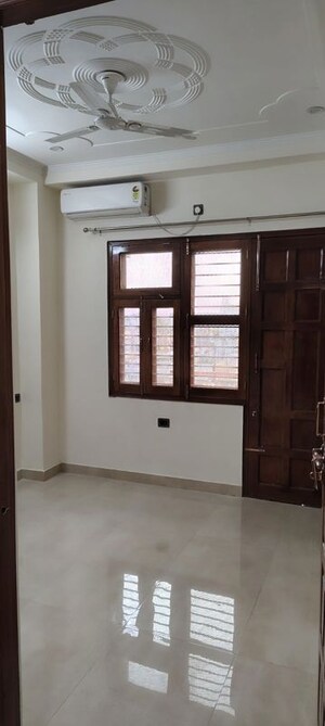 Room in 2 BHK Builder Floor at Housing Board Colony Sector 51, Sector 51 – for Rent