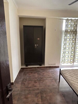 Room in 2.5 BHK Apartment at Amrapali Silicon City, Sector 76 – for Sale