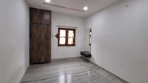 Room in 2 BHK Apartment at Chitrapuri Colony – for Rent