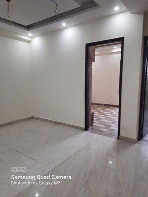 Room in 2 BHK Apartment at Unitech Uniworld Gardens 2, Sector 47 – for Rent