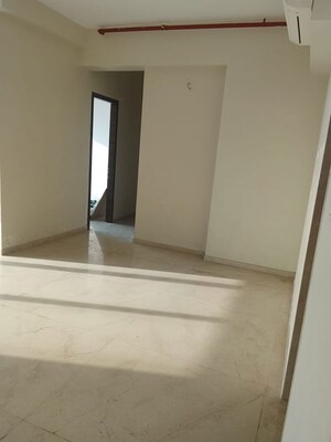 Room in 3 BHK Apartment at Sheth Beau Pride, Bandra West – for Rent