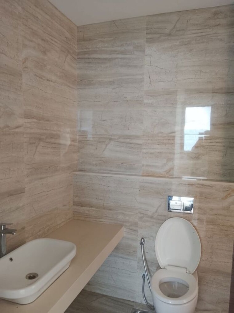Bathroom, sheth-beau-pride 3 Bedroom 1375 Sq.Ft. Apartment In Bandra West Mumbai 10757586