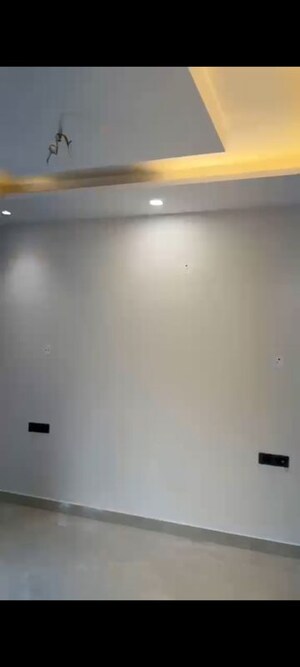 Room in 3 BHK Builder Floor at BPTP District, Sector 81 – for Rent