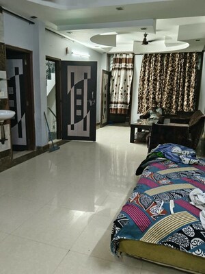 Room in 3 BHK Builder Floor at Indrapuram – for Rent