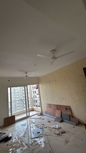 Team Area in 3 BHK Apartment at Sector 78 – for Rent