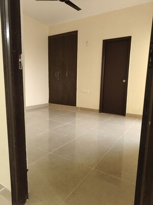 Room in 3 BHK Apartment at Supertech The Romano, Sector 118 – for Rent