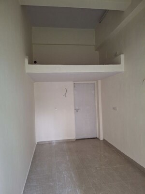 Room in  Shop at Coral Heights, Kavesar – for Rent