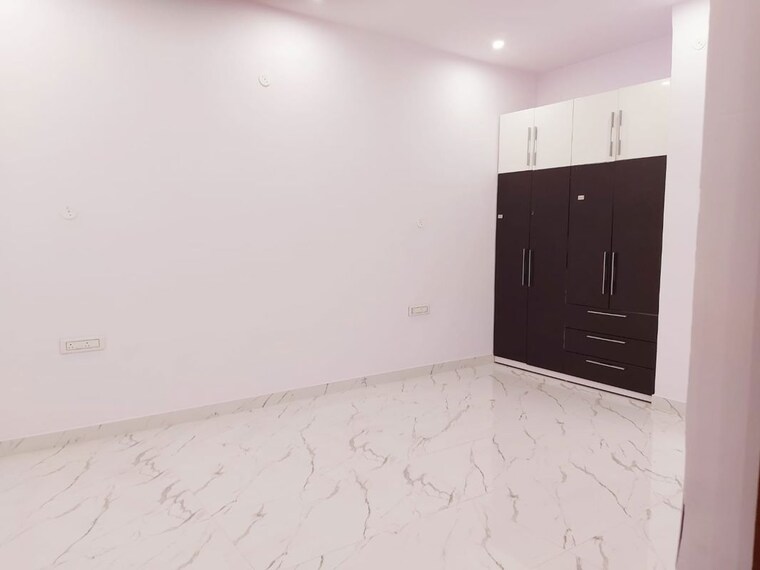 Room, sector 31 3 Bedroom 2500 Sq.Ft. Builder Floor In Sector 31 Noida 10757942