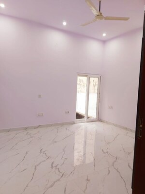 Room in 3 BHK Builder Floor at Sector 31 – for Rent