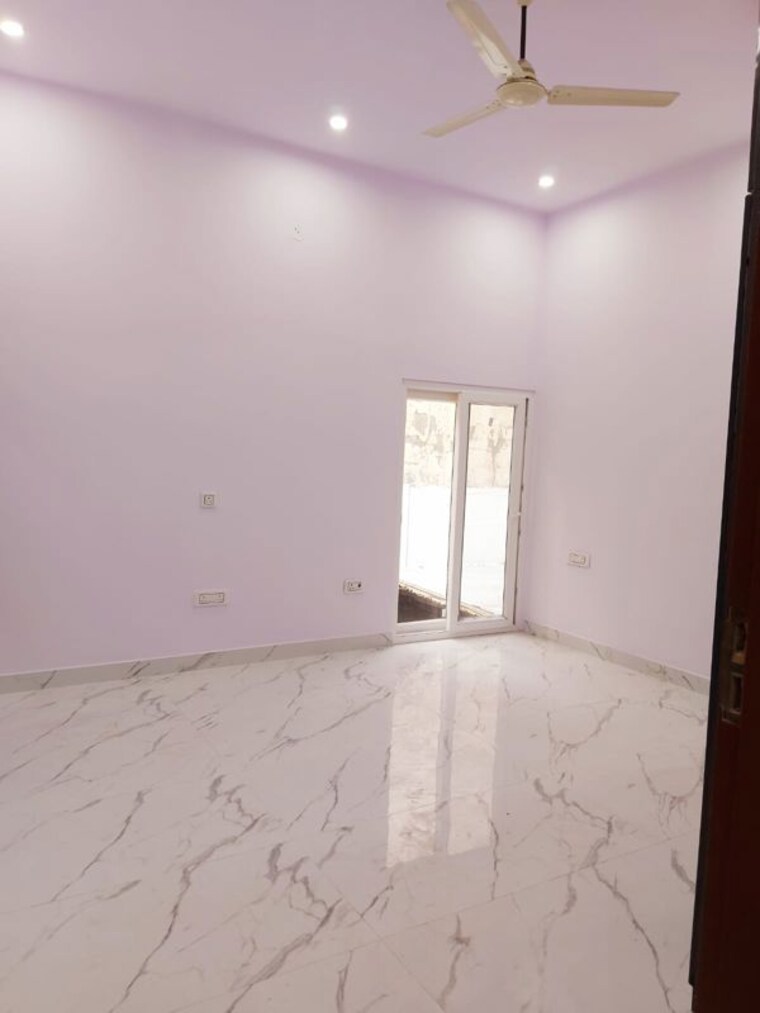 Room, sector 31 3 Bedroom 2500 Sq.Ft. Builder Floor In Sector 31 Noida 10757942
