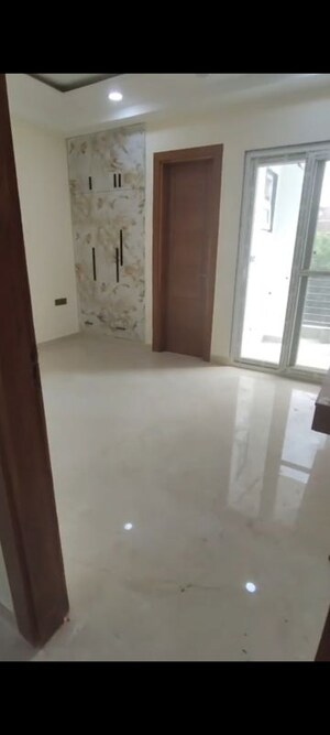Room in 3 BHK Builder Floor at BPTP District, Sector 81 – for Rent
