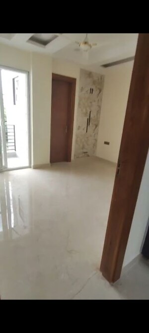 Room in 3 BHK Builder Floor at BPTP District, Sector 81 – for Rent