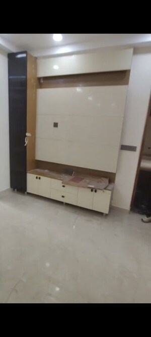 Room in 3 BHK Builder Floor at BPTP District, Sector 81 – for Rent