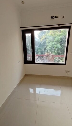 Room in 3 BHK Builder Floor at Sector 2 – for Rent