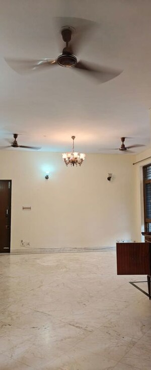 Room in 3.5 BHK Apartment at Dwarka – for Rent