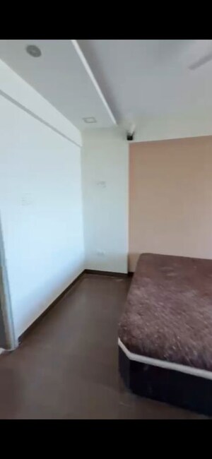 Room in 3 BHK Apartment at Shivaji Park – for Rent