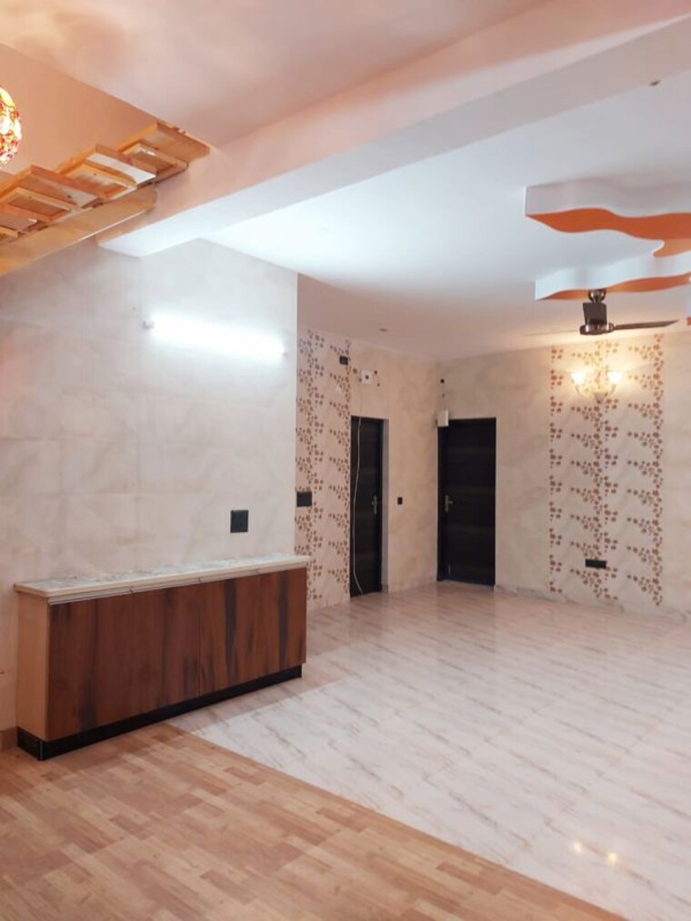 Room, sector 26 3 Bedroom 2500 Sq.Ft. Builder Floor In Sector 26 Noida 10757991