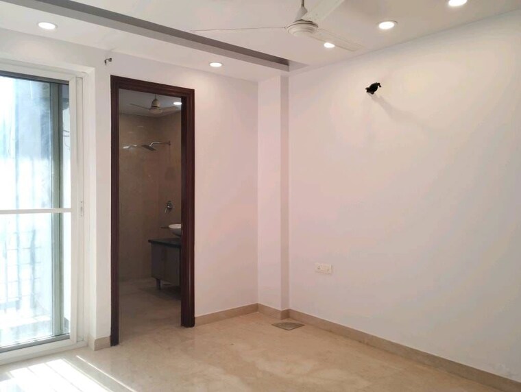 Room, shivalik colony 3 Bedroom 1500 Sq.Ft. Builder Floor In Shivalik Colony Delhi 9335100