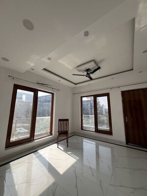 Room in 2 BHK Builder Floor at Sector 116 – for Rent