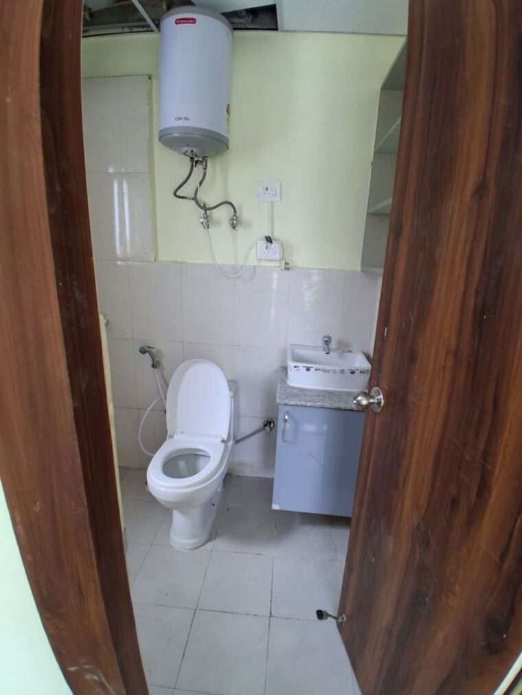 Bathroom, pyramid-midtown 2 Bedroom 830 Sq.Ft. Builder Floor In Sector 59 Gurgaon 10758333