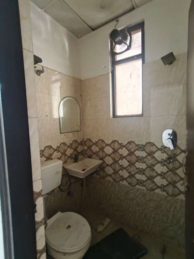 Bathroom, rajendra nagar 2 Bedroom 900 Sq.Ft. Builder Floor In Rajendra Nagar Ghaziabad 10758421