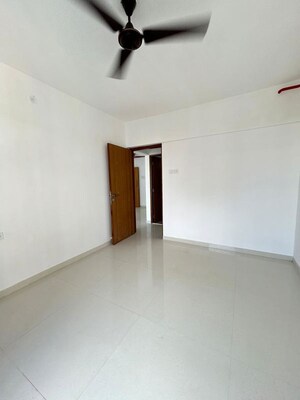 Room in 3 BHK Apartment at Romell Serene, Borivali West – for Rent