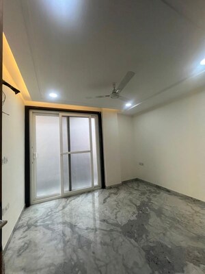 Room in 3 BHK Builder Floor at Dwarka Mor – for Rent