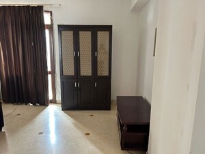 Room in 3 BHK Apartment at Vipul Belmonte, Sector 53 – for Rent