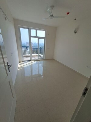 Room in 3 BHK Apartment at Omaxe The Palace, Gomti Nagar – for Rent